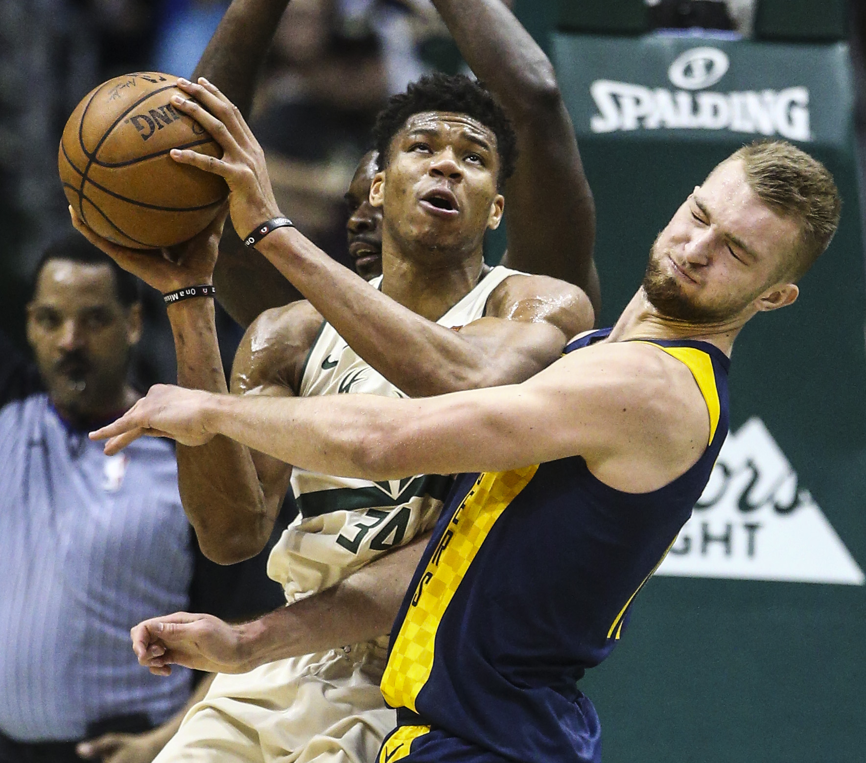 关于今晨密尔沃基雄鹿更衣室发声法兰克福遗憾出局备战NBA常规赛，媒体一致点评：瓦伦西亚赛后状态回暖的信息